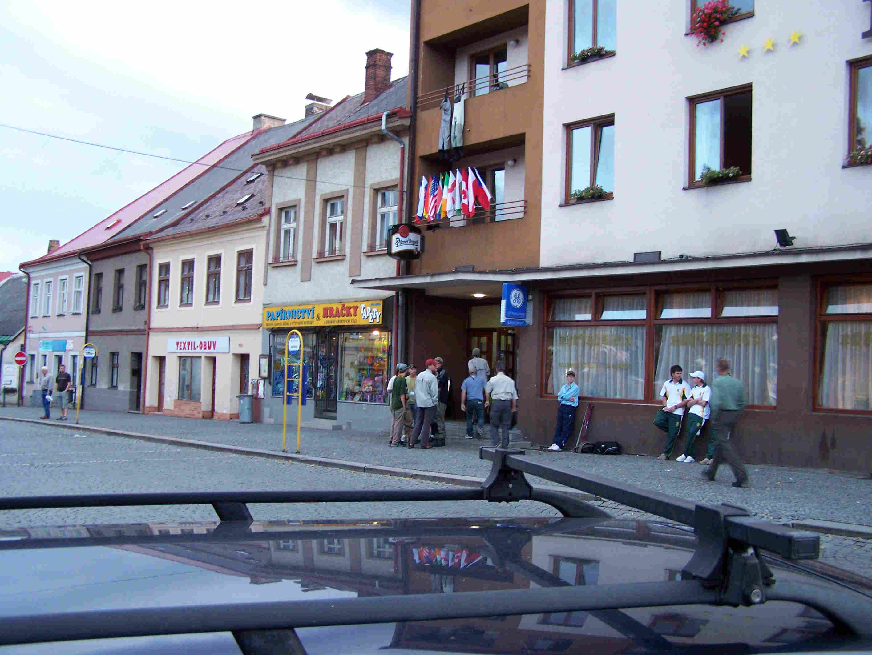 Mistři světa před hotelem.jpg